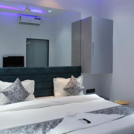 Hotel The Lowell Сурат Екстериор снимка