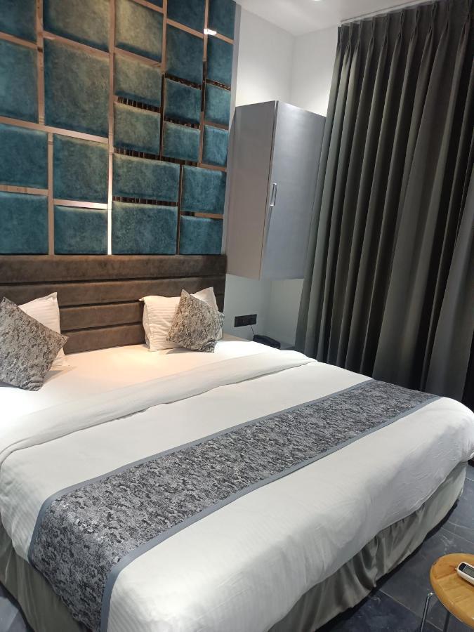 Hotel The Lowell Сурат Екстериор снимка