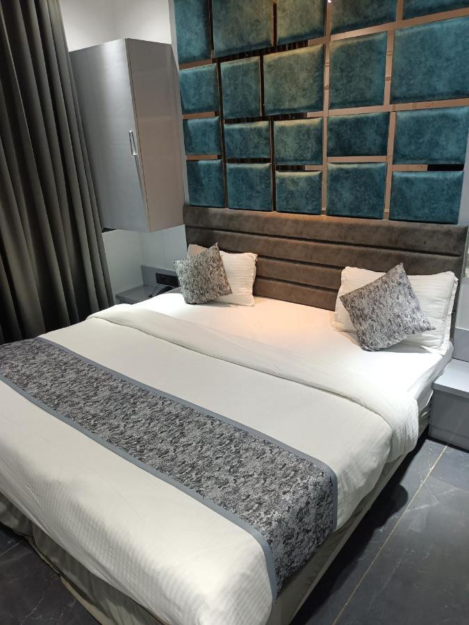 Hotel The Lowell Сурат Екстериор снимка