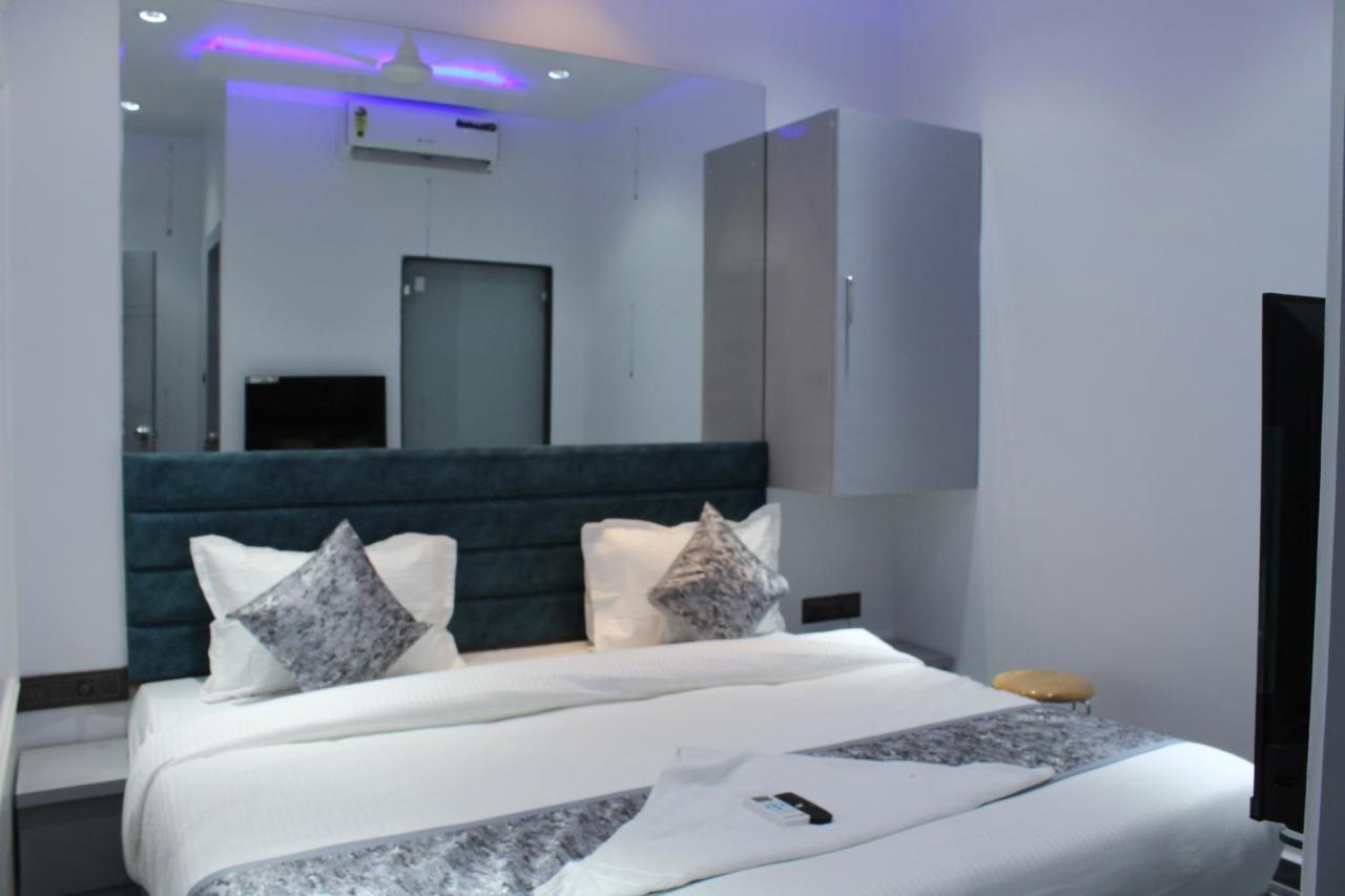Hotel The Lowell Сурат Екстериор снимка