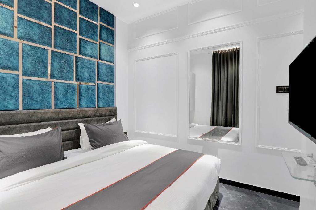Hotel The Lowell Сурат Екстериор снимка