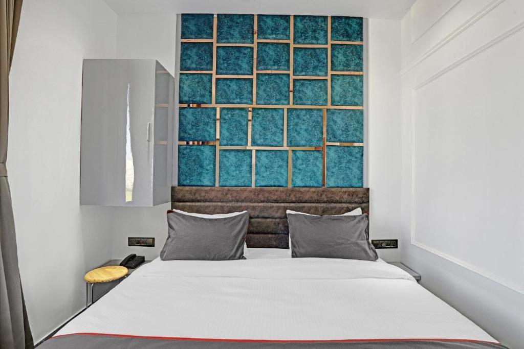 Hotel The Lowell Сурат Екстериор снимка