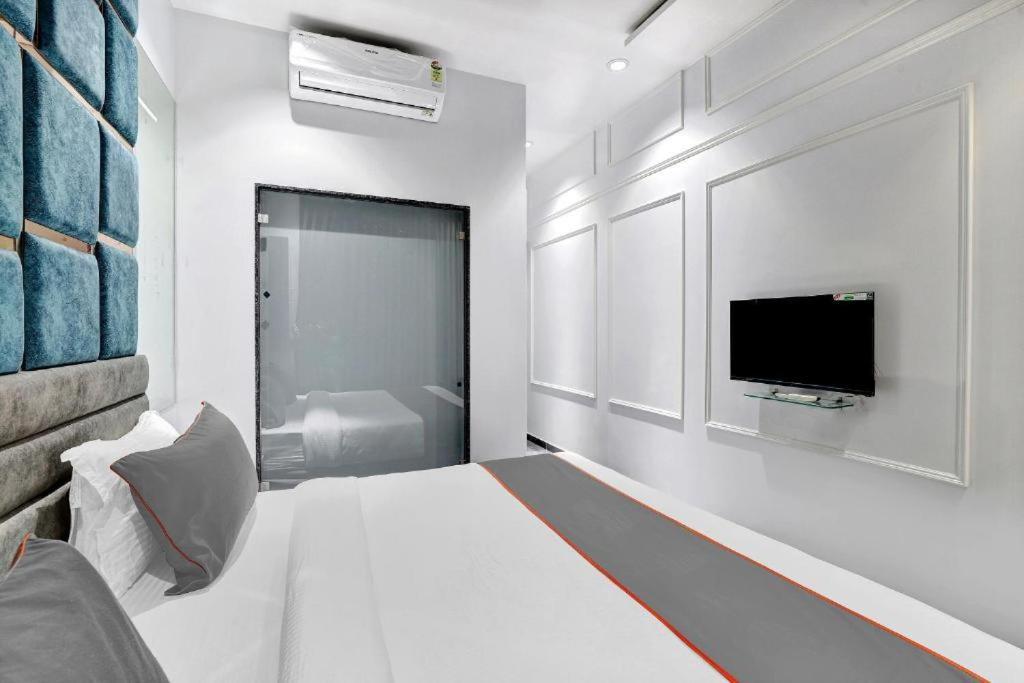 Hotel The Lowell Сурат Екстериор снимка