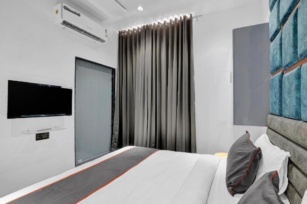 Hotel The Lowell Сурат Екстериор снимка