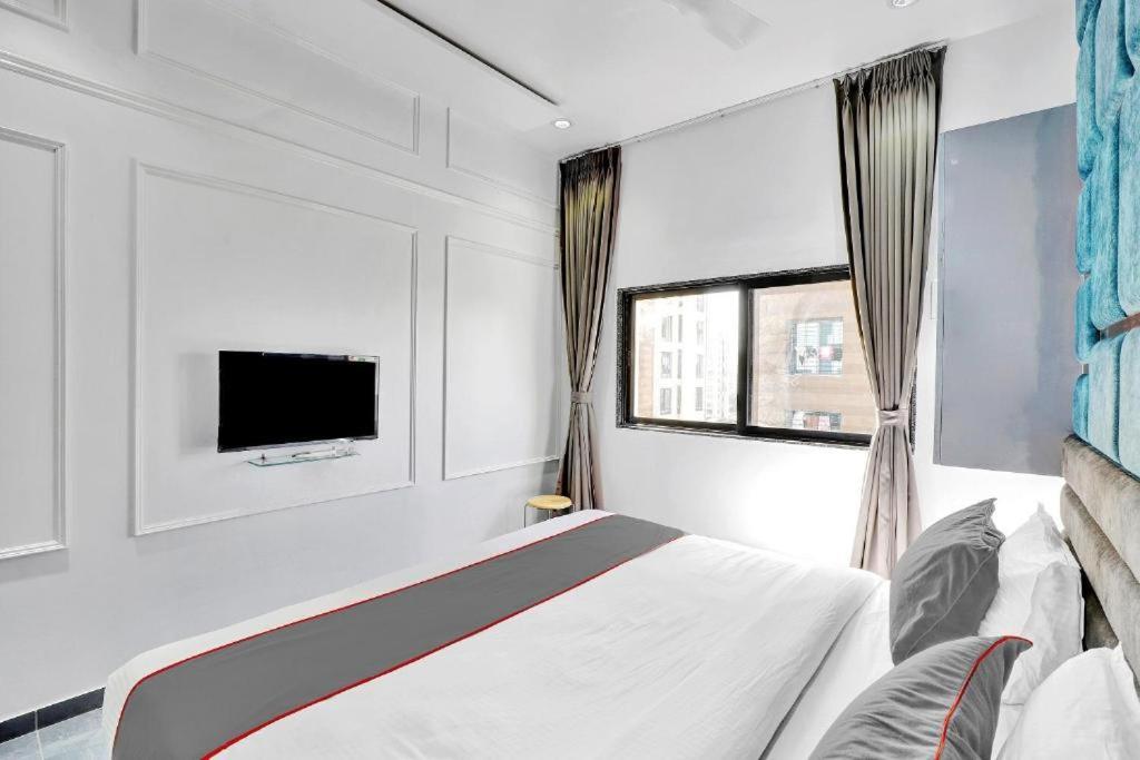 Hotel The Lowell Сурат Екстериор снимка
