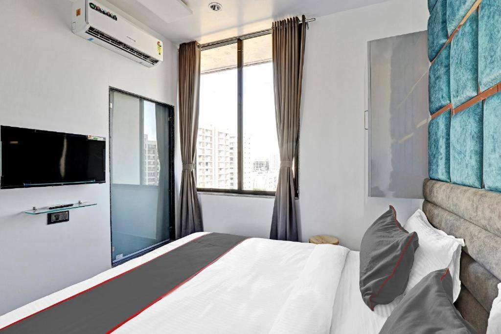 Hotel The Lowell Сурат Екстериор снимка