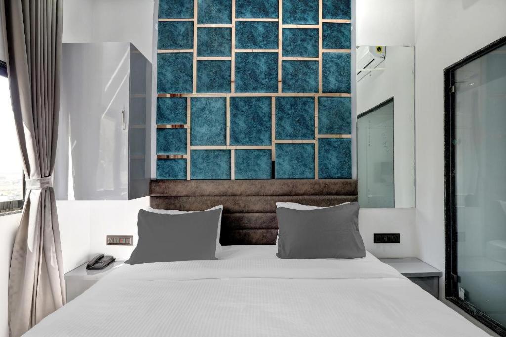 Hotel The Lowell Сурат Екстериор снимка