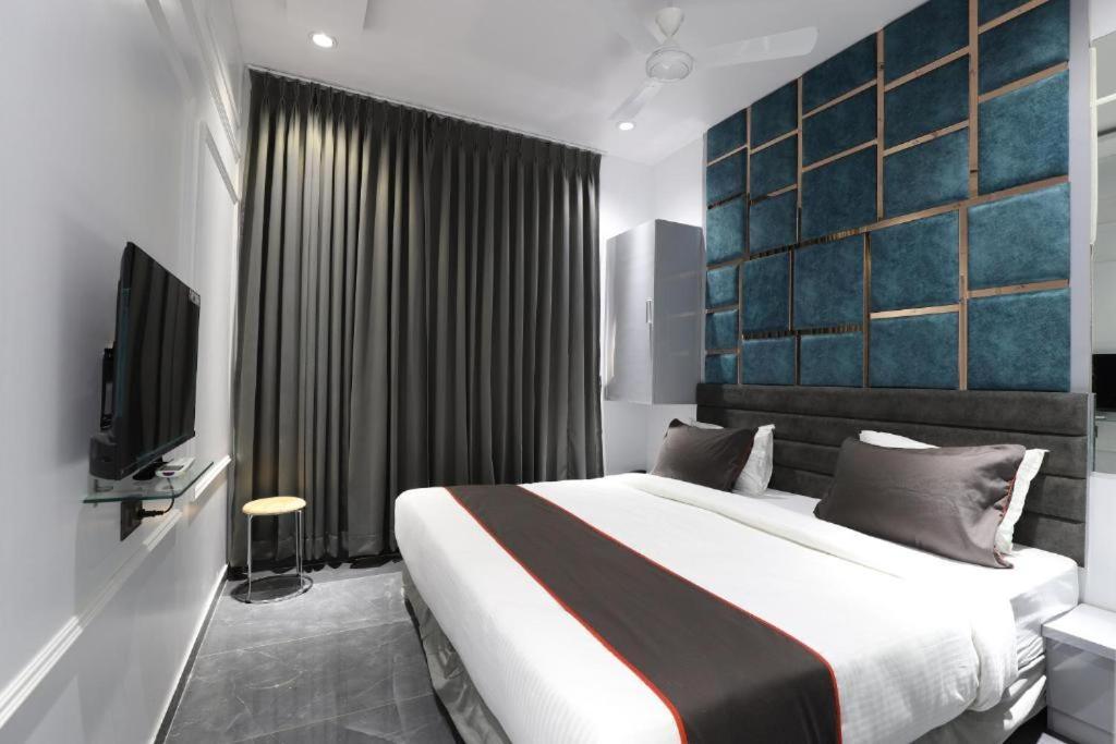 Hotel The Lowell Сурат Екстериор снимка
