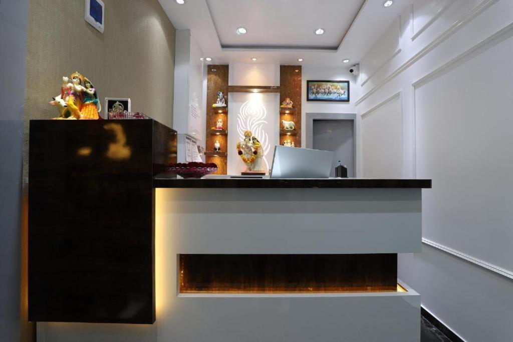 Hotel The Lowell Сурат Екстериор снимка