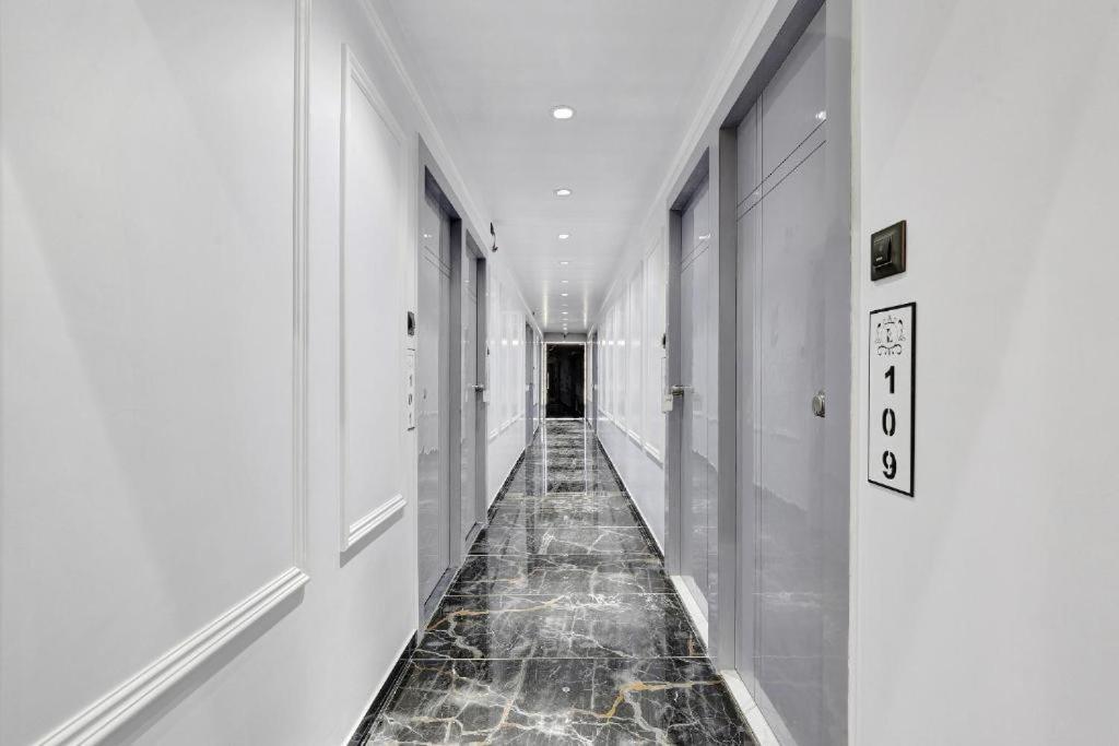 Hotel The Lowell Сурат Екстериор снимка