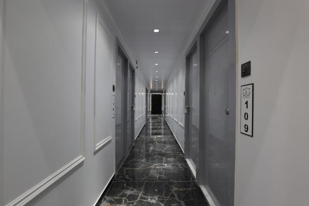 Hotel The Lowell Сурат Екстериор снимка